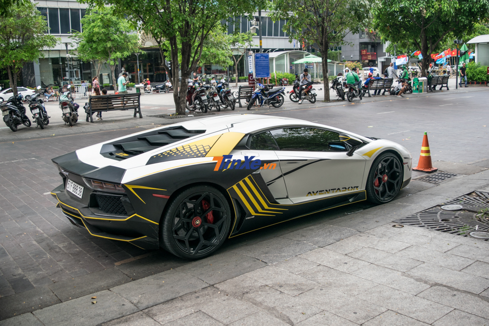 chiếc si&ecirc;u xe Lamborghini Aventador LP700-4 ch&iacute;nh h&atilde;ng duy nhất Việt Nam đ&atilde; c&oacute; sự lột x&aacute;c ở ngoại h&igrave;nh
