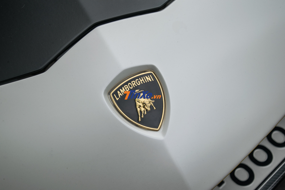 si&ecirc;u xe Lamborghini Aventador LP700-4 được trang bị động cơ V12, dung t&iacute;ch 6,5 l&iacute;t, sản sinh c&ocirc;ng suất tối đa 700 m&atilde; lực