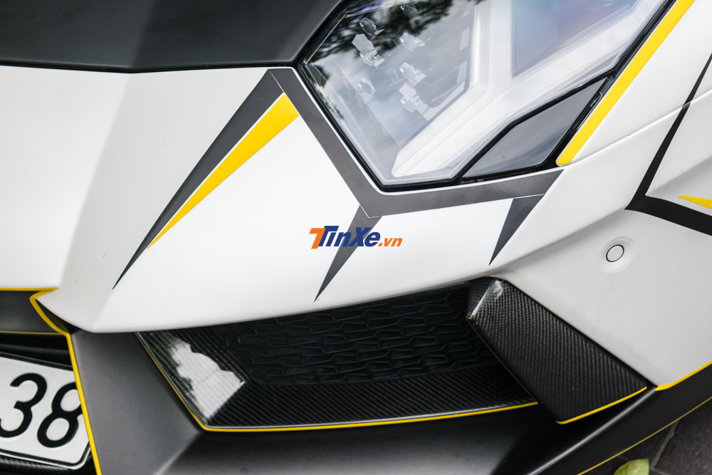 chủ nh&acirc;n c&ograve;n trang bị cho ngoại h&igrave;nh chiếc Lamborghini Aventador LP700-4 ch&iacute;nh h&atilde;ng đầu ti&ecirc;n về Việt Nam c&aacute;c đề-can m&agrave;u đen nh&aacute;m