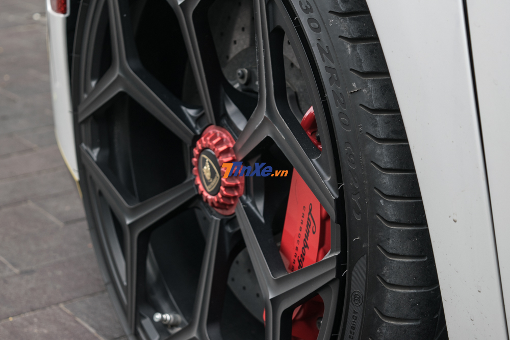 Chiếc si&ecirc;u xe Lamborghini Aventador LP700-4 ch&iacute;nh h&atilde;ng duy nhất Việt Nam c&ograve;n c&oacute; bộ m&acirc;m độ NV1 của h&atilde;ng Vossen c&ugrave;ng kẹp phanh m&agrave;u đỏ nổi bật