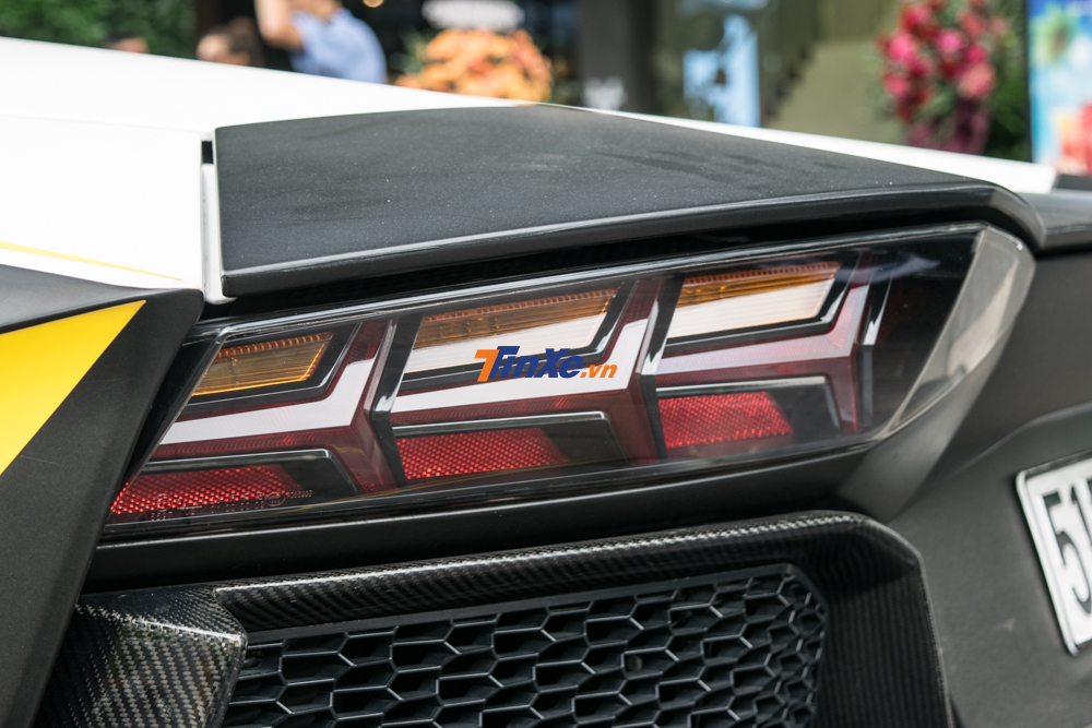 C&aacute;nh gi&oacute; ph&iacute;a sau của si&ecirc;u xe Lamborghini Aventador LP700-4 c&oacute; thể tự động n&acirc;ng l&ecirc;n khi xe đạt tốc độ hơn 80 km/h