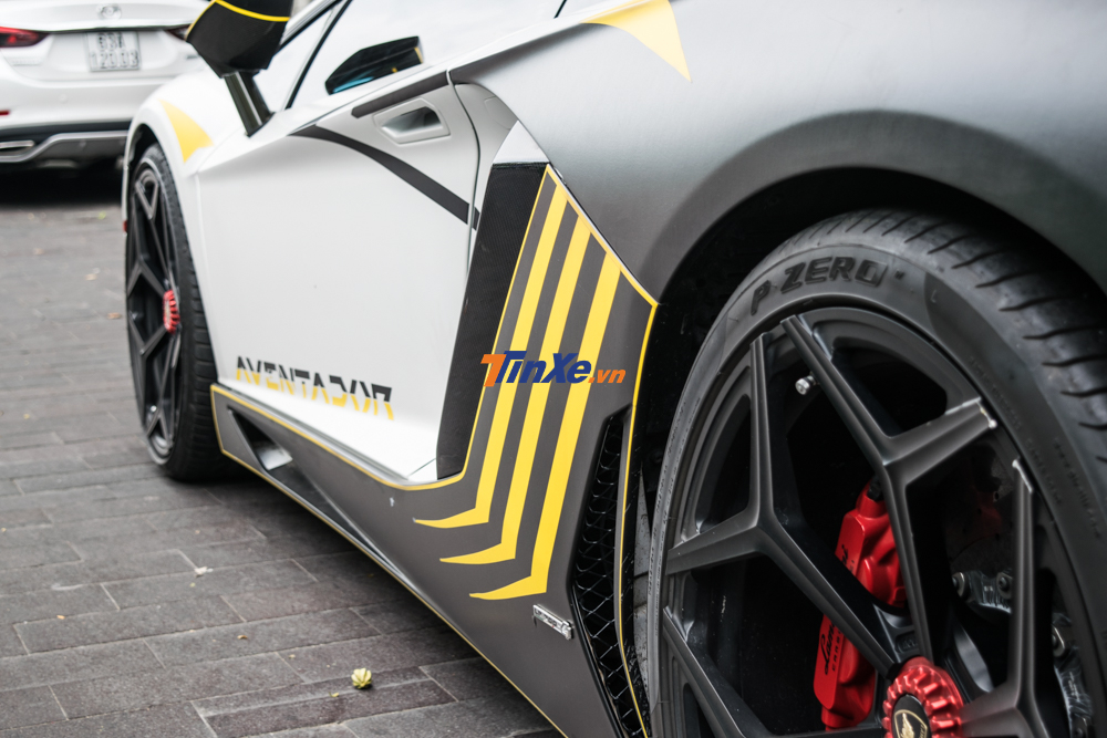Nhưng trước khi đi v&agrave;o c&aacute;c chi tiết carbon n&agrave;y, h&atilde;y c&ugrave;ng ch&oacute;ng t&ocirc;i chi&ecirc;m ngưỡng bộ &aacute;o rất đẹp mắt của chiếc si&ecirc;u xe Lamborghini Aventador LP700-4 ch&iacute;nh h&atilde;ng duy nhất Việt Nam