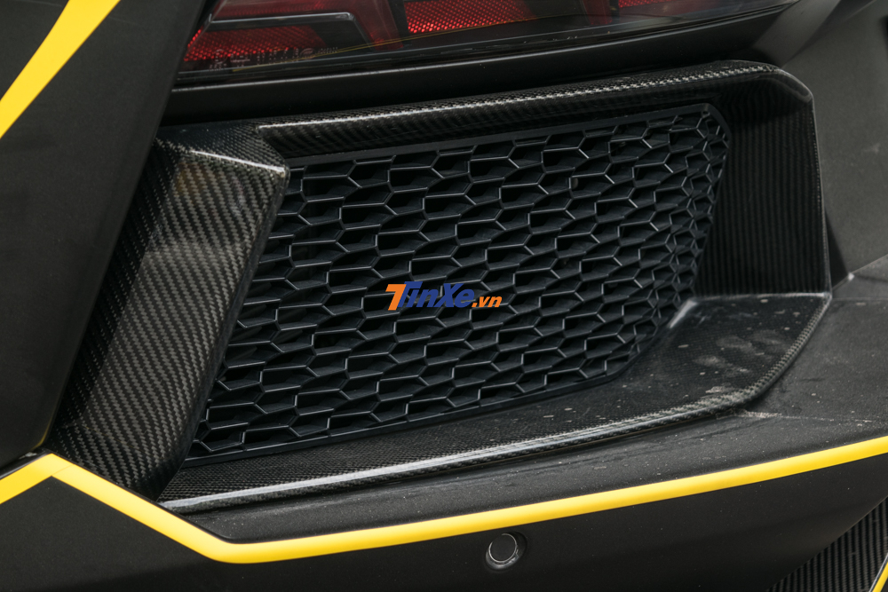 C&aacute;c ốp hốc gi&oacute; ph&iacute;a trước v&agrave; sau của si&ecirc;u xe Lamborghini Aventador LP700-4 n&agrave;y vẫn giữ lại của bản độ Vorsteiner