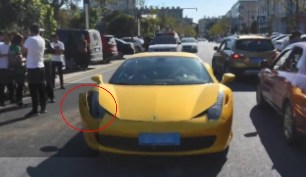 Thiệt hại của chiếc si&ecirc;u xe Ferrari 458 Italia m&agrave;u v&agrave;ng