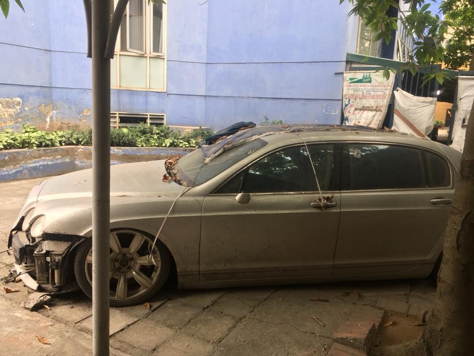 Hai năm bỏ rơi tại bãi gửi xe đã khiến chiếc Bentley Continental Flying Spur hư hỏng nặng