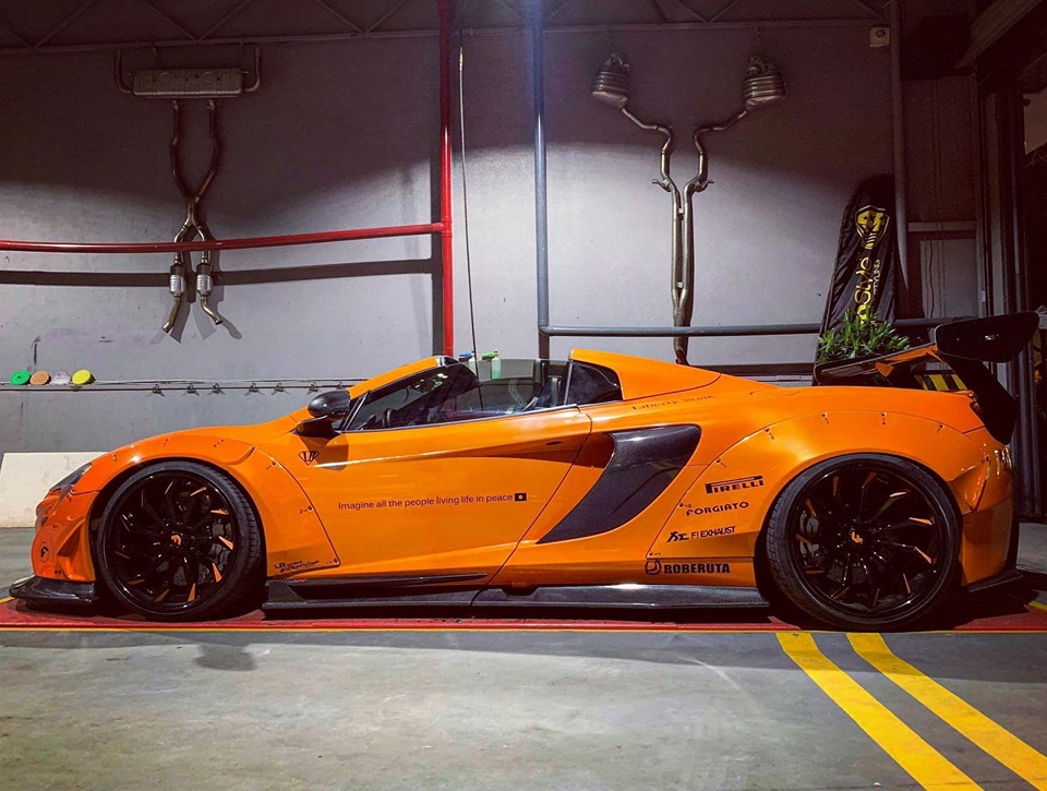 Đây là chiếc siêu xe mui trần thứ 2 độ Liberty Walk tại Việt Nam