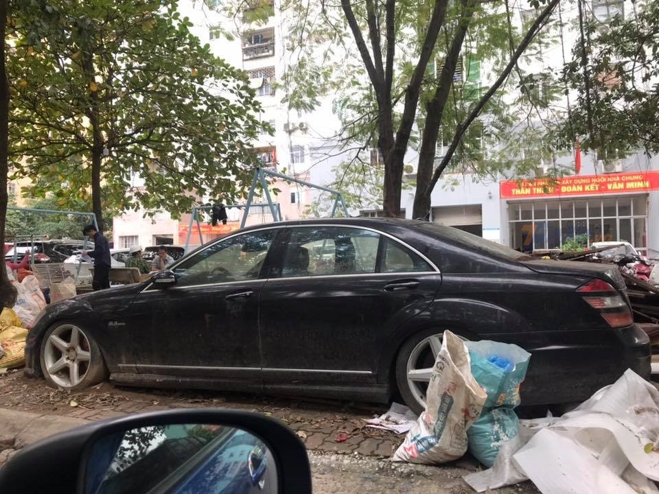 Tròn một năm sau xung quanh xe là các rác thải
