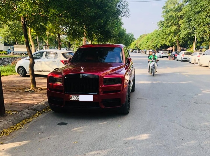 Rolls-Royce Cullinan màu đỏ đẹp mắt