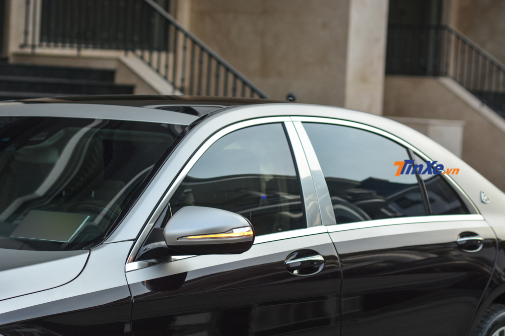 Cuối c&ugrave;ng l&agrave; bộ &aacute;o hai t&ocirc;ng m&agrave;u n&acirc;u v&agrave; bạc