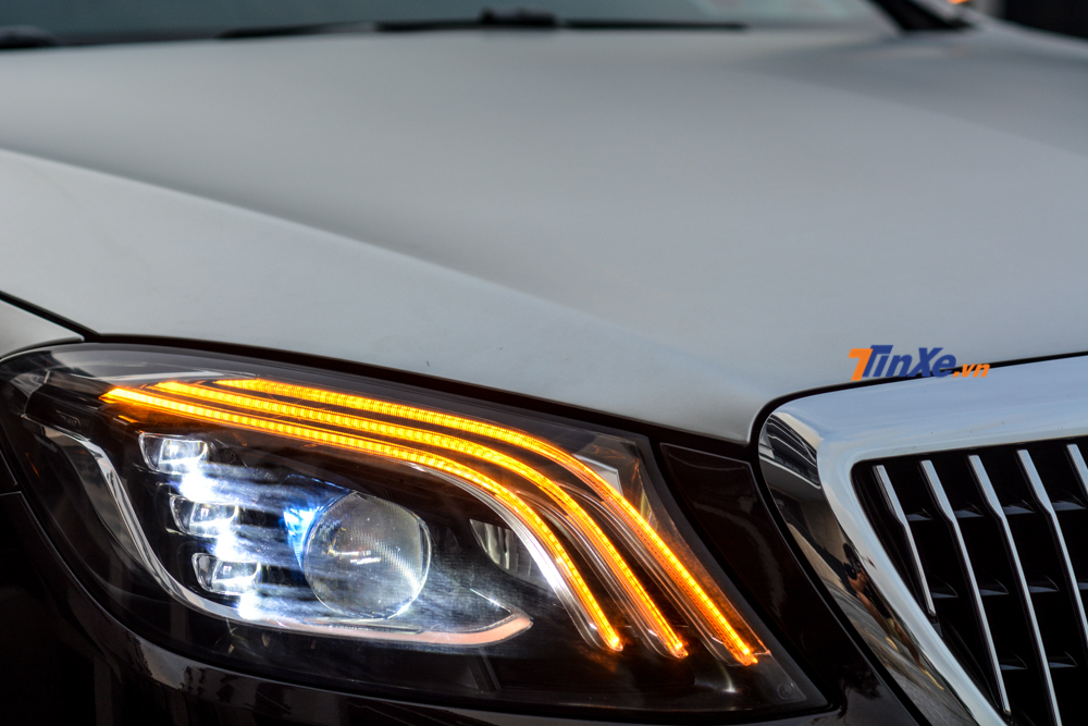 Hệ thống chiếu s&aacute;ng của chiếc Mercedes-Benz S500 đời 2013 cũng được thay mới theo phi&ecirc;n bản Mercedes-Maybach 2019