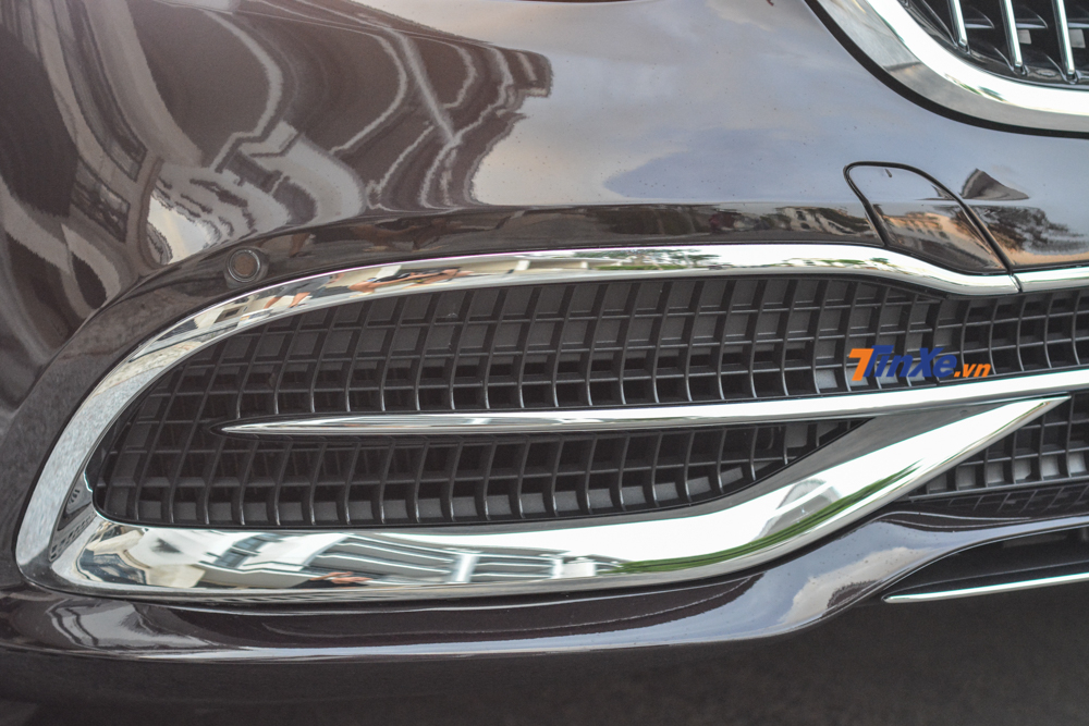 Chưa hết, chiếc Mercedes-Benz S500 đời 2013 c&ograve;n c&oacute; cản va trước thiết kế mới như bản Mercedes-Maybach 2019 