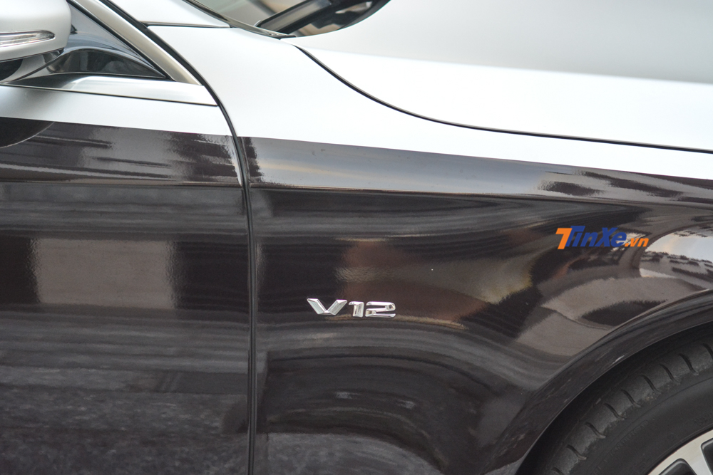 Logo V12 gắn b&ecirc;n h&ocirc;ng xe chiếc Mercedes-Benz S500