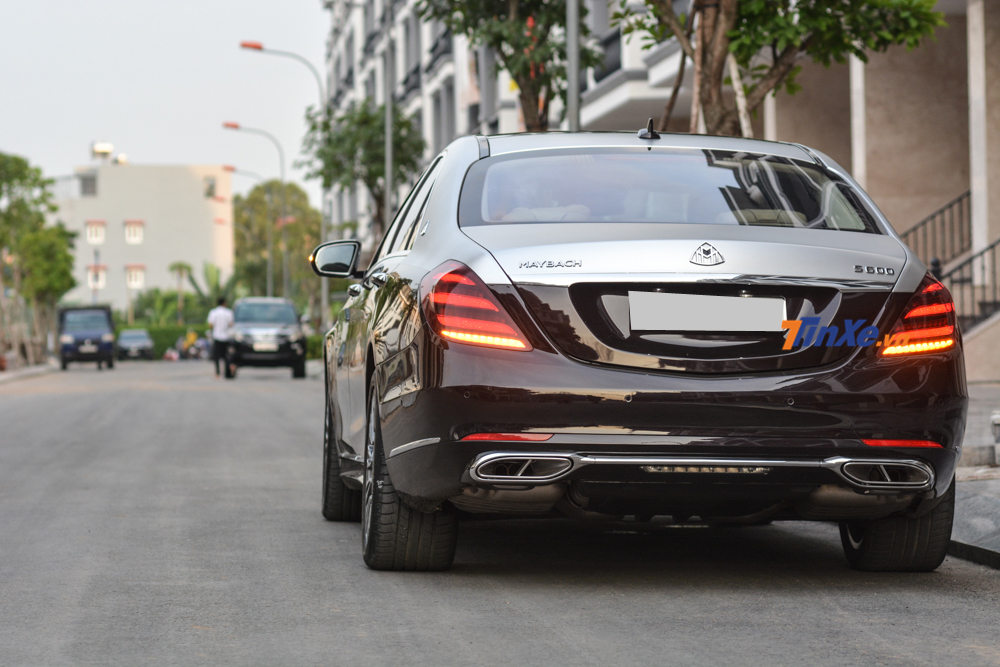 Nh&igrave;n lướt qua b&ecirc;n ngo&agrave;i sẽ kh&oacute; biết đ&acirc;y l&agrave; một chiếc Mercedes-Benz S500 đời 2013