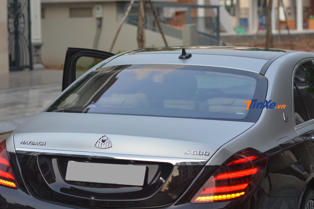 Ph&iacute;a đu&ocirc;i xe, chiếc Mercedes-Benz S500 đời 2013 c&oacute; hệ thống đ&egrave;n hậu mới ho&agrave;n to&agrave;n