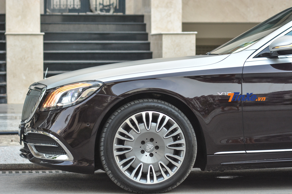 D&ugrave; n&acirc;ng cấp phần đầu xe l&ecirc;n Mercedes-Maybach 2019 nhưng chiếc Mercedes-Benz S500 đời 2013 được chủ nh&acirc;n thay la-zăng của Mercedes-Maybach cũ