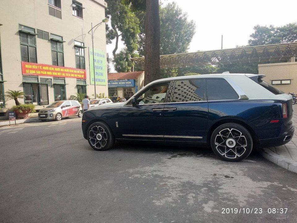 Rolls-Royce Cullinan màu xanh dương và trắng độ mâm