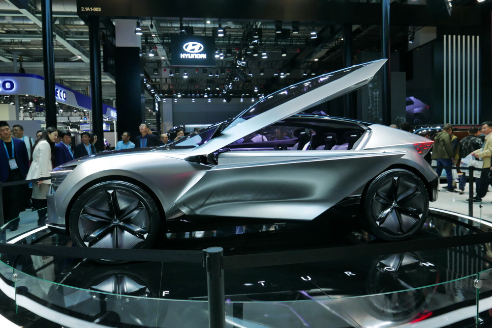 Kia Futuron là xe SUV nhưng mang phong cách Coupe nên nóc khá thấp