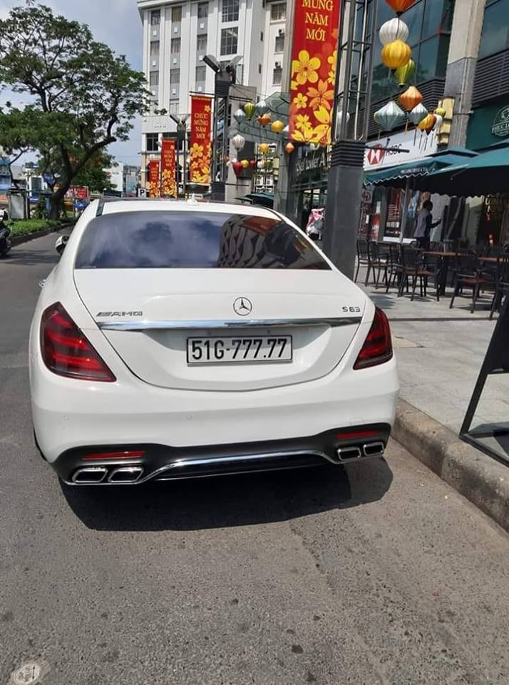 Ngo&agrave;i ra l&agrave; Mercedes-Benz S-Class biển ngũ qu&yacute; 7