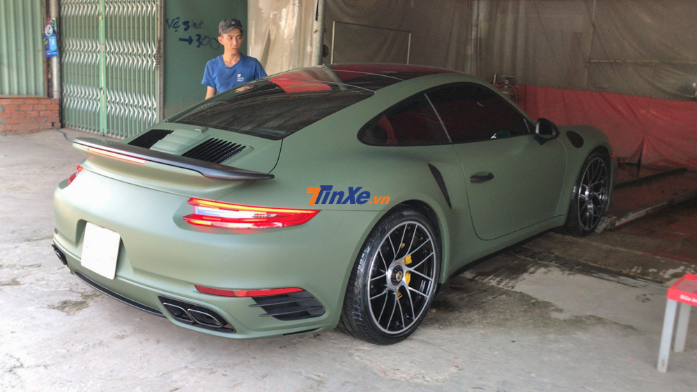 Porsche 911 Turbo S với một chi tiết độ độc nhất Việt Nam v&agrave; mang m&agrave;u xanh qu&acirc;n đội n&agrave;y của nh&agrave; sưu tập xe lớn nhất nước