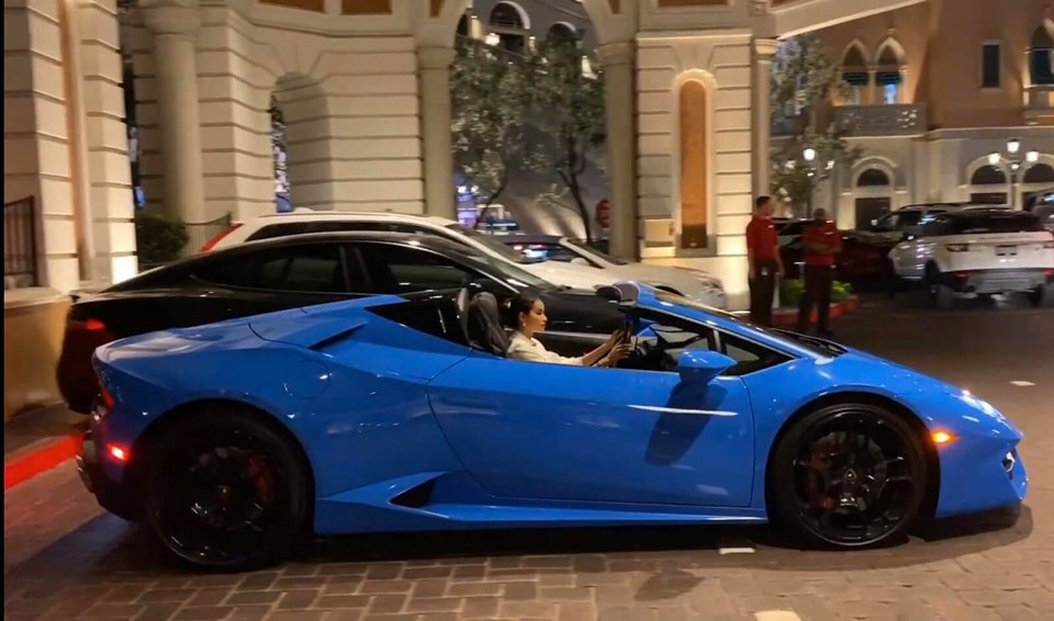 Hoa hậu Phạm Hương cầm lái siêu xe Lamborghini mui trần ở Mỹ
