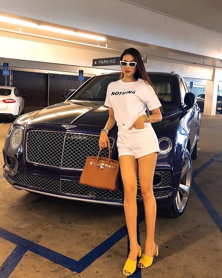 Hoa hậu Hoàn vũ Việt Nam 2015 còn chia sẻ ảnh chụp cùng Bentley Bentayga
