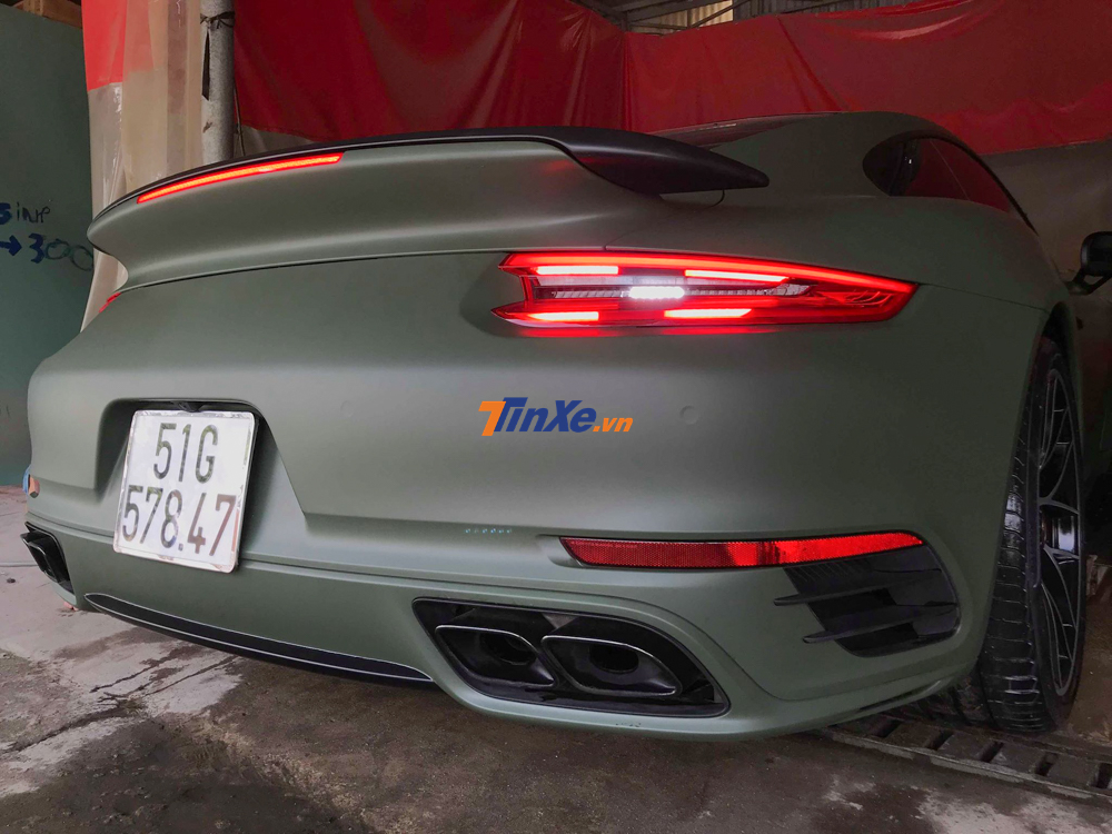 Chiếc Porsche 911 Turbo S n&agrave;y nguy&ecirc;n bản mang m&agrave;u x&aacute;m l&ocirc;ng chuột
