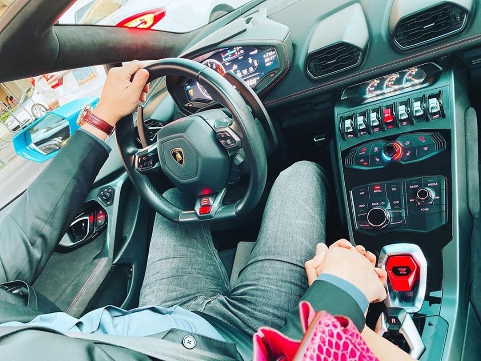 Hoa hậu Hoàn vũ Việt Nam 2015 chia sẻ bức ảnh nằm tay một người đàn ông ngồi trong khoang lái Lamborghini Huracan LP580-2 Spyder