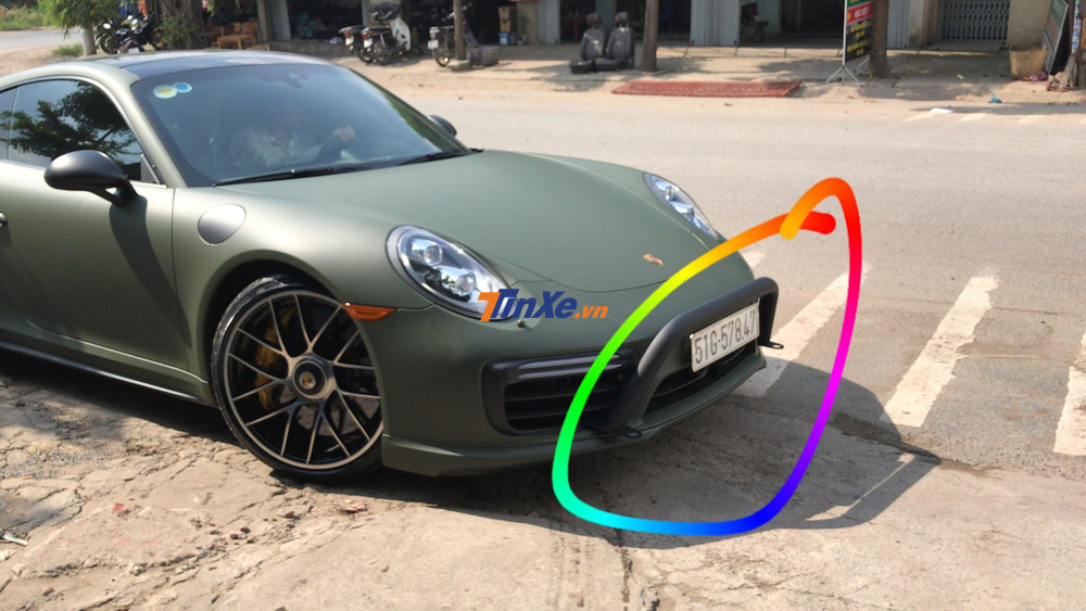 Chiếc Porsche 911 Turbo S n&agrave;y được độ th&ecirc;m thanh chịu lực tr&aacute;nh va chạm trước đầu xe