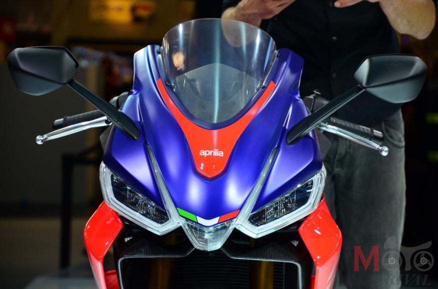 Đầu xe mang thiết kế tương tự như đàn anh RSV4 nhưng có nét chấm phá hiện đại và mạnh mẽ