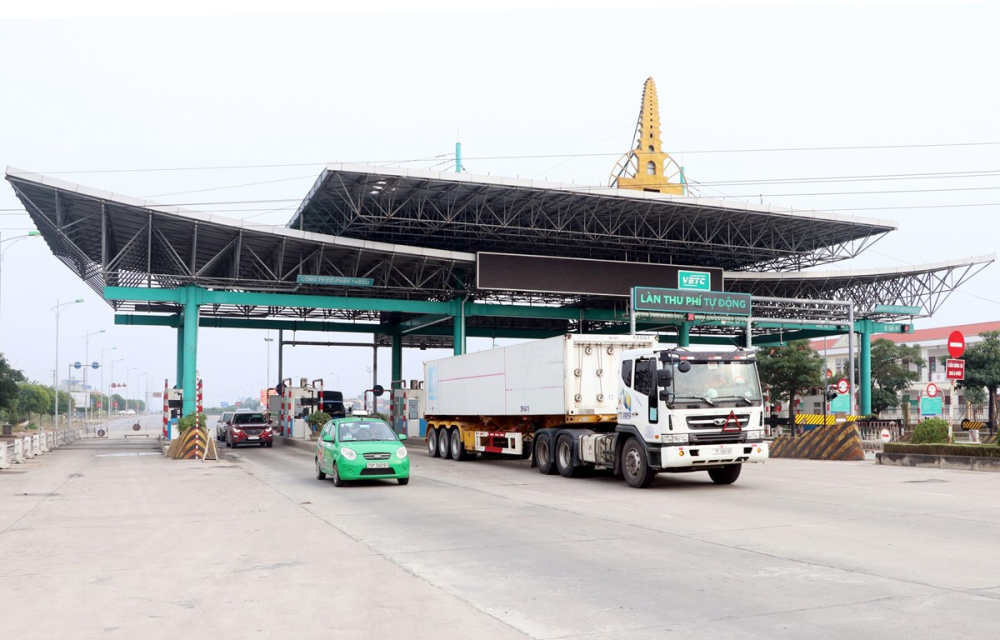 Dù đã có biển báo chỉ dẫn nhưng nhiều phương tiện không dán thẻ sử dụng dịch vụ thu phí tự động vẫn đi vào làn thu phí tự động không dừng
