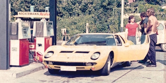 Có một vài bức ảnh ghi lại cuộc đời của siêu xe Lamborghini Miura này. Ví dụ, bức ảnh này được chụp ở Nürnberg vào năm 1974, trong ngày mà người chủ thứ 2 mua nó từ người chủ đầu tiên. So với nguyên bản, chiếc xe này có 2 khác biệt nhỏ. Người chủ đầu tiên của nó đã độ lại đèn xi nhan trước và bổ sung thêm dây an toàn 4 điểm Có một vài bức ảnh ghi lại cuộc đời của siêu xe Lamborghini Miura này. Ví dụ, bức ảnh này được chụp ở Nürnberg vào năm 1974, trong ngày mà người chủ thứ 2 mua nó từ người chủ đầu tiên. So với nguyên bản, chiếc xe này có 2 khác biệt nhỏ. Người chủ đầu tiên của nó đã độ lại đèn xi nhan trước và bổ sung thêm dây an toàn 4 điểm