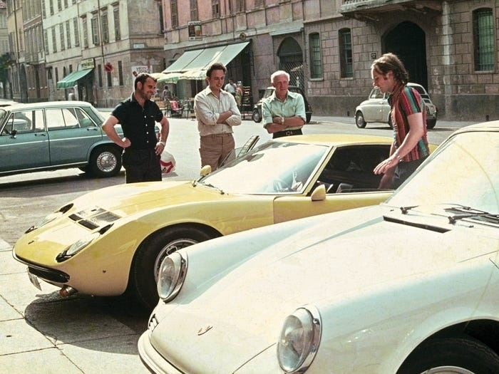 Và trong bức ảnh này, chiếc Miura được ông chủ mang tới Cremona, Ý vào năm 1975 cùng với chiếc Porsche 911 Và trong bức ảnh này, chiếc Miura được ông chủ mang tới Cremona, Ý vào năm 1975 cùng với chiếc Porsche 911