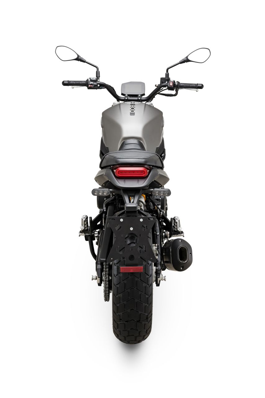 Dàn đuôi liền thân của Benelli Leoncino 800 giúp chiếc xe trông cao ráo hơn trước