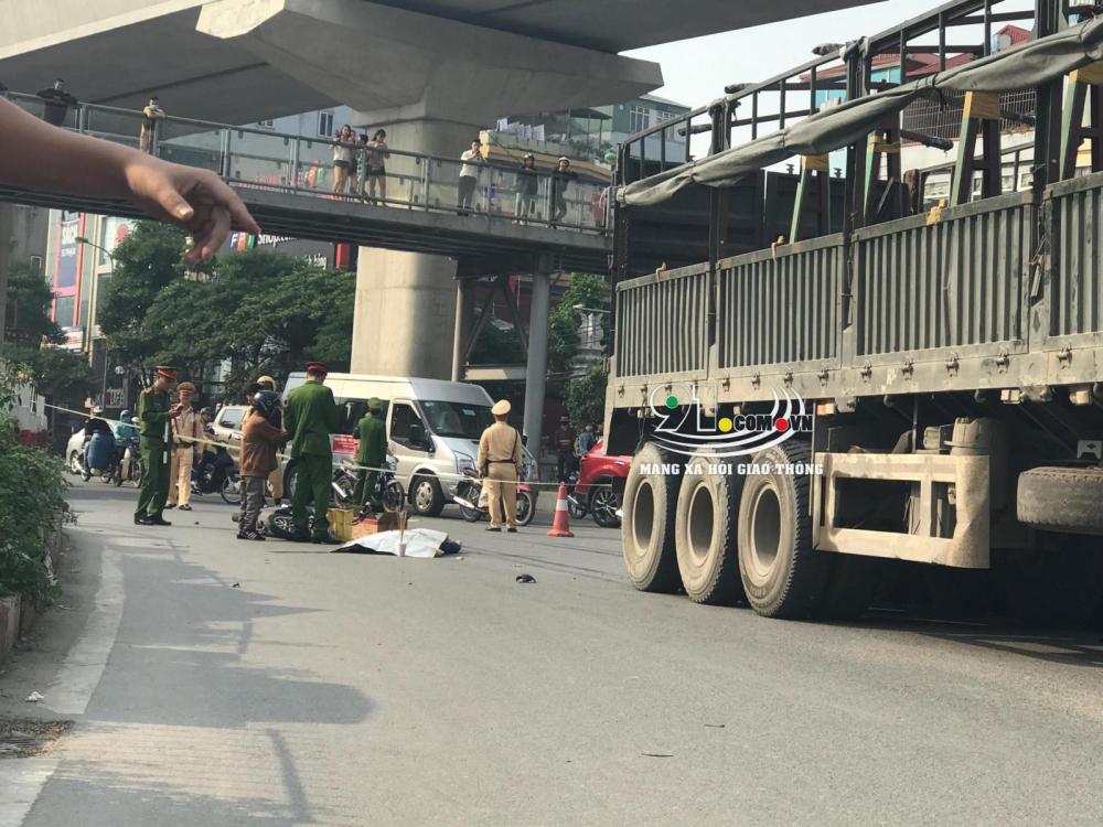 Lực lượng chức năng c&oacute; mặt tại hiện trường vụ tai nạn