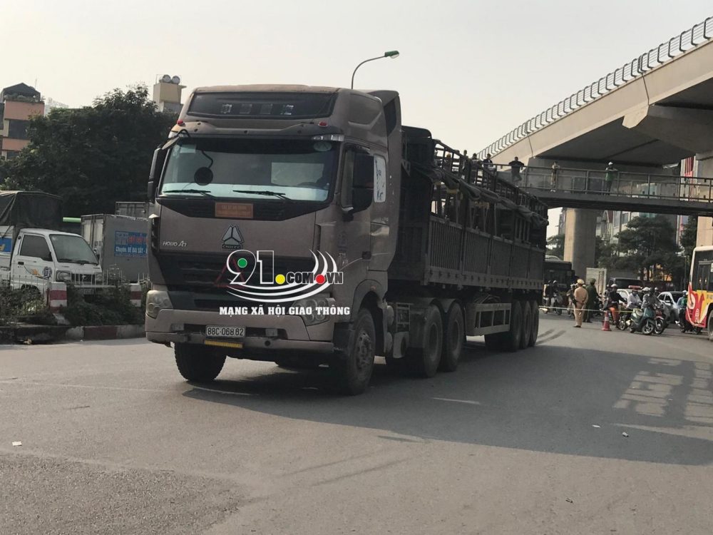 Hiện trường vụ tai nạn chết người xảy ra tr&ecirc;n đường Hồ T&ugrave;ng Mậu, H&agrave; Nội (Ảnh: 91.com.vn)