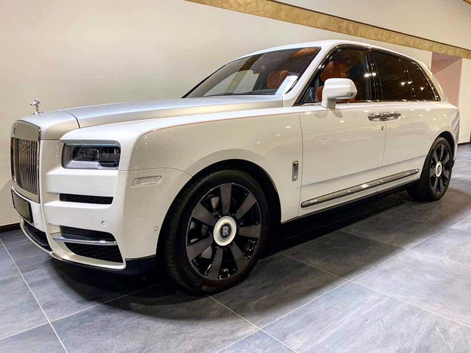 Chiếc Rolls-Royce Cullinan màu trắng này có nội thất cam
