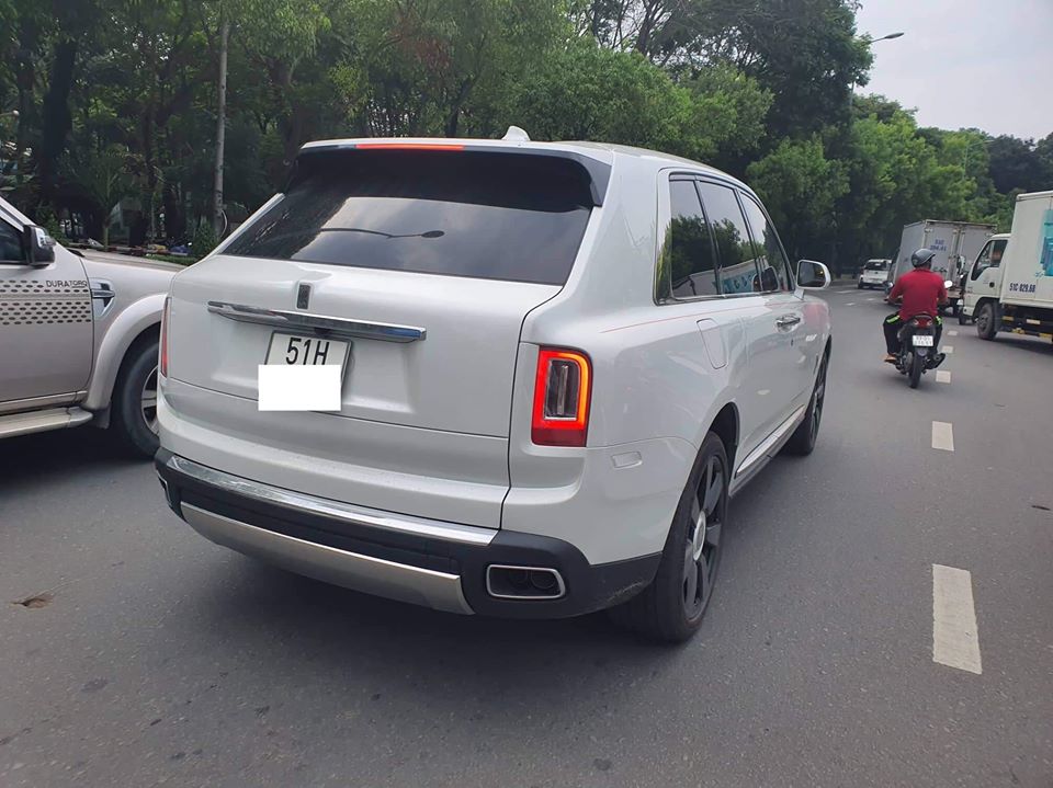 Đây cũng hiện là chiếc Rolls-Royce Cullinan màu trắng đầu tiên ra biển trắng tại Việt Nam