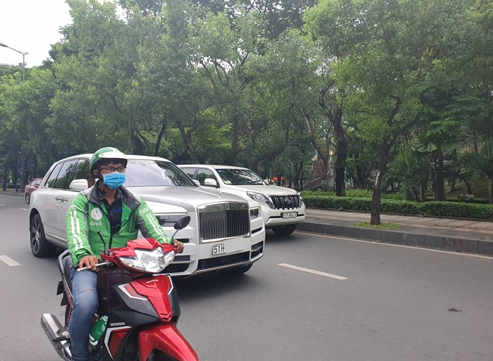 SUV siêu sang Rolls-Royce Cullinan đầu tiên trong Nam ra biển trắng
