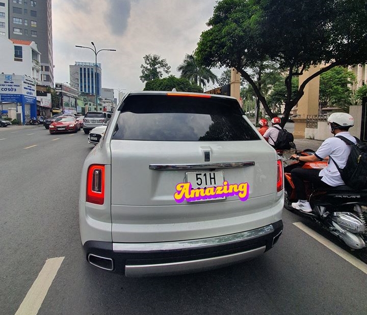 SUV siêu sang Rolls-Royce Cullinan màu trắng trên đường phố Việt Nam