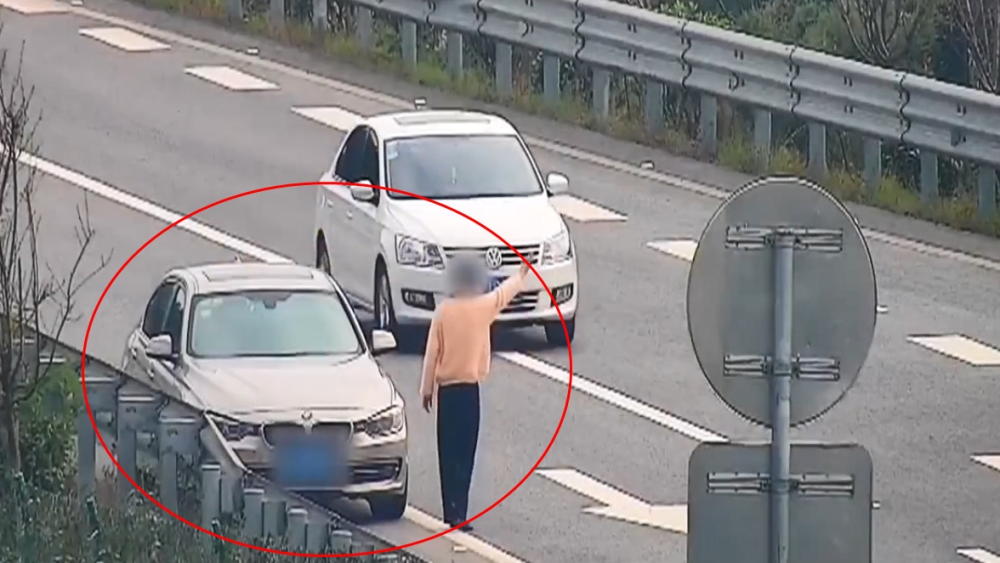 Người phụ nữ xin tiền các tài xế xe khác ngay trên cao tốc Người phụ nữ xin tiền các tài xế xe khác ngay trên cao tốc