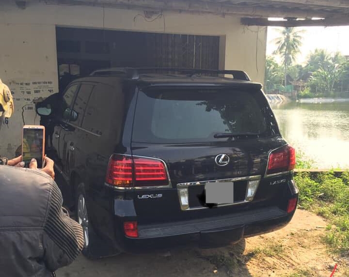 Chiếc Lexus LX570 lao v&agrave;o nh&agrave; d&acirc;n