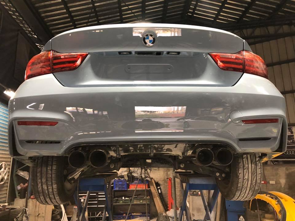 Bắt đầu độ body kit th&acirc;n rộng, ống xả
