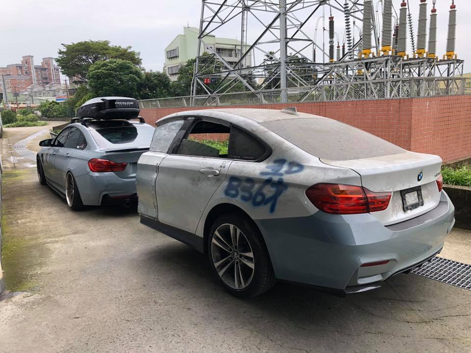 Chiếc BMW 435i Gran Coupe thật được đem tới để k&eacute;o bản sao di chuyển thử nhằm đ&aacute;nh gi&aacute; t&igrave;nh trạng
