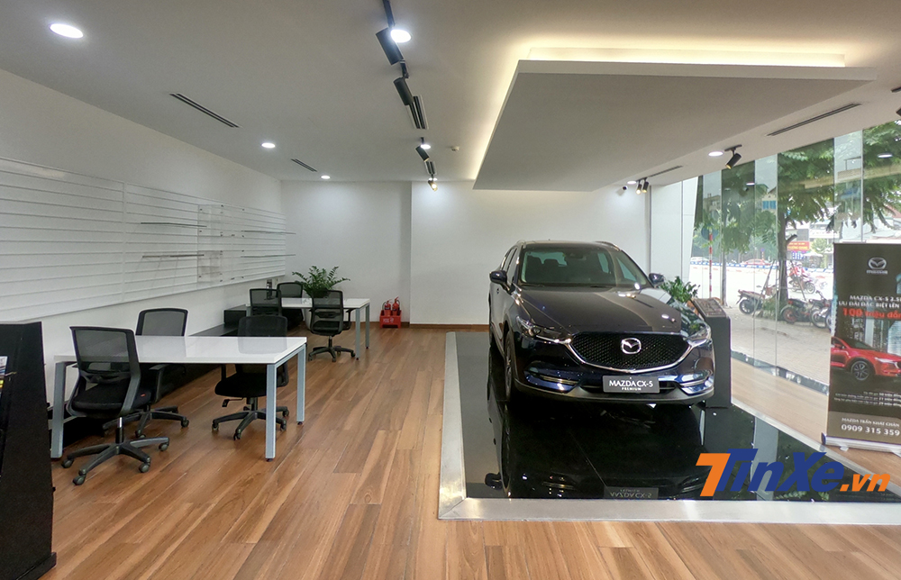 Không chỉ trưng bày những mẫu xe mới, tại đây còn có những nhân viên tư vấn chuyên nghiệp và xưởng kỷ thuật rộng rãi.