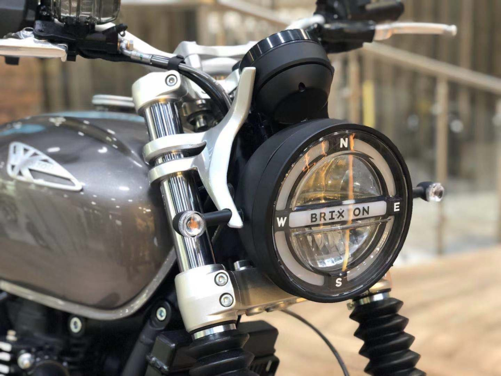 Mẫu xe mang thiết kế dàn đầu khá đẹp với tai bắt đèn pha và đồng hồ được cách điệu, cùng với đầu đèn pha LED với dạng thiết kế la bàn cùng 4 hướng khá đặc biệt