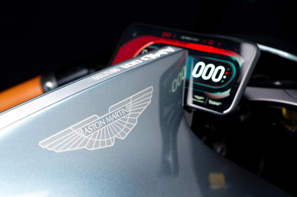 Logo của hãng xe sang Aston Martin khiến chiếc xe trở nên giá trị