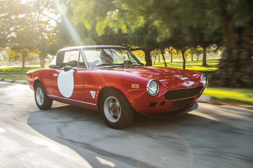 Một chiếc Fiat 124 Sport Spider đời 1979