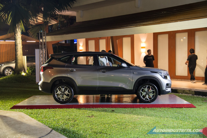 Kia Seltos 2020 có kích thước lớn hơn một chút so với Hyundai Kona Kia Seltos 2020 có kích thước lớn hơn một chút so với Hyundai Kona
