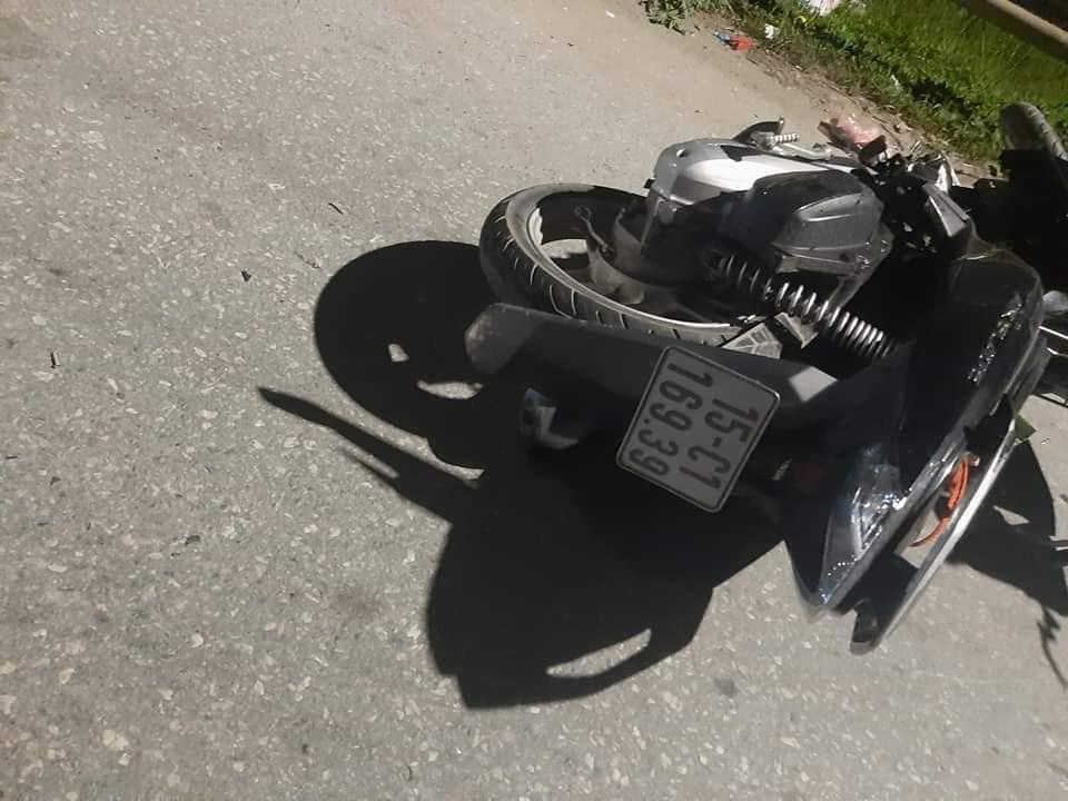 Chiếc xe ga Honda Airblade nằm đổ tại hiện trường vụ tai nạn Chiếc xe ga Honda Airblade nằm đổ tại hiện trường vụ tai nạn