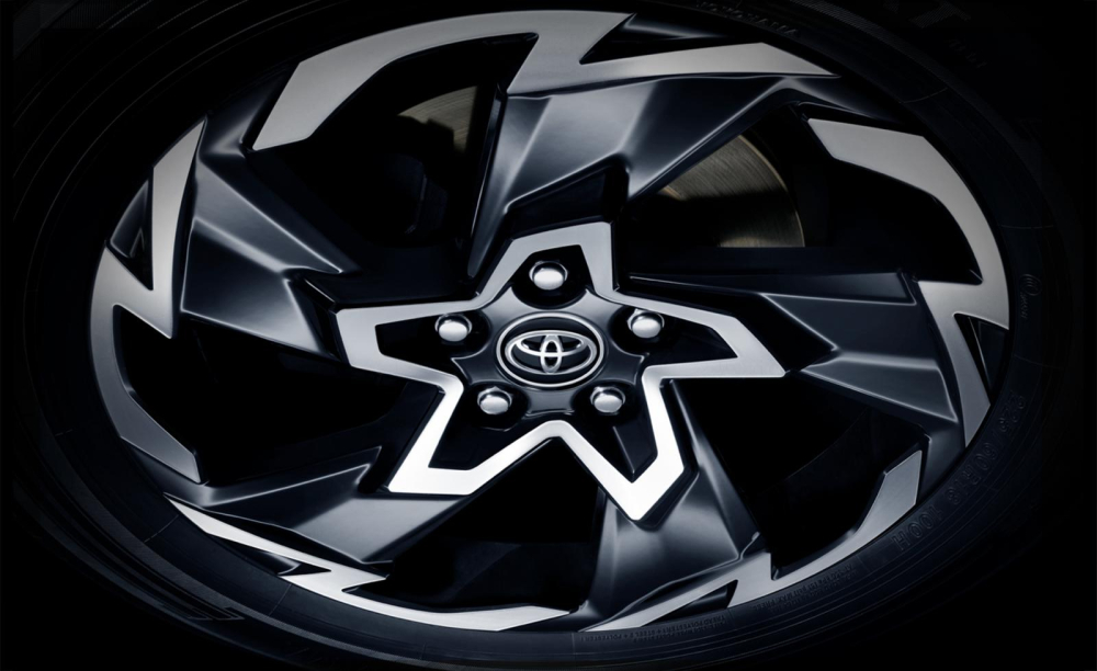Bộ vành hợp kim có thiết kế 5 chấu phối 2 màu của Toyota Wildlander mới Bộ vành hợp kim có thiết kế 5 chấu phối 2 màu của Toyota Wildlander mới